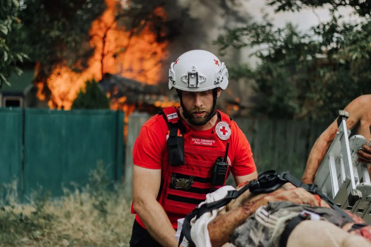 Співробітник загону швидкого реагування Українського Червоного Хреста