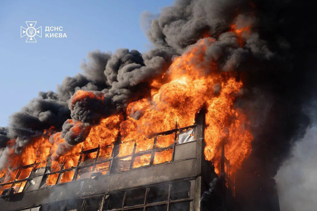 Після нічної атаки на Київ Червоний Хрест надає допомогу постраждалим 7 Після нічної атаки на Київ Червоний Хрест надає допомогу постраждалим