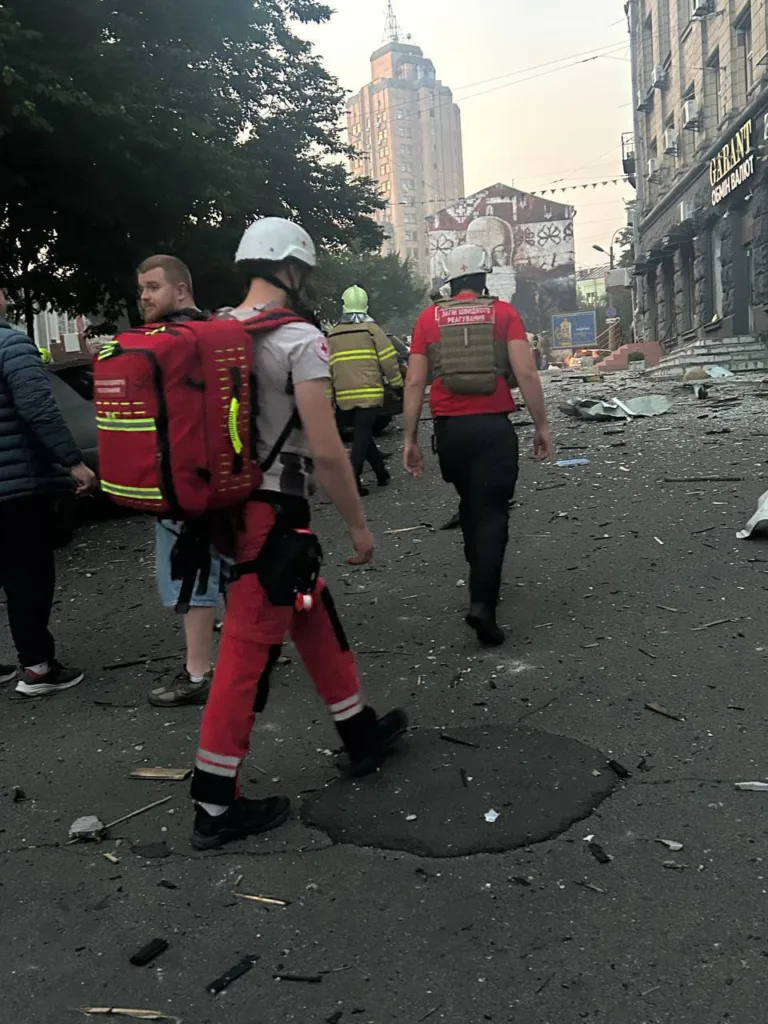 Після нічної атаки на Київ Червоний Хрест надає допомогу постраждалим 8 Після нічної атаки на Київ Червоний Хрест надає допомогу постраждалим