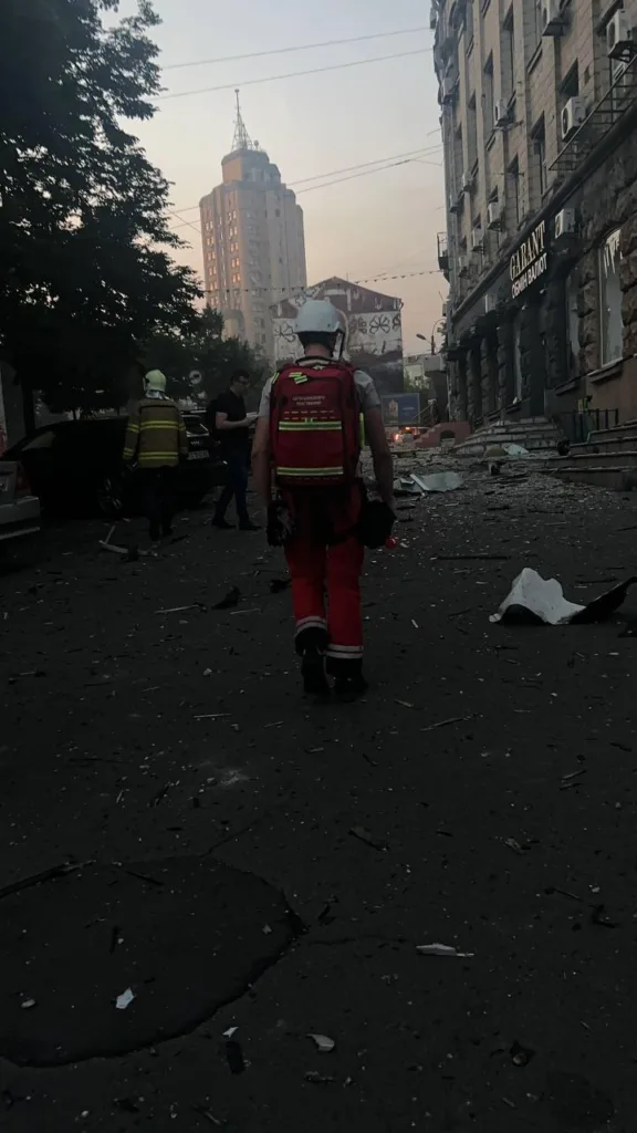 Після нічної атаки на Київ Червоний Хрест надає допомогу постраждалим 9 Після нічної атаки на Київ Червоний Хрест надає допомогу постраждалим