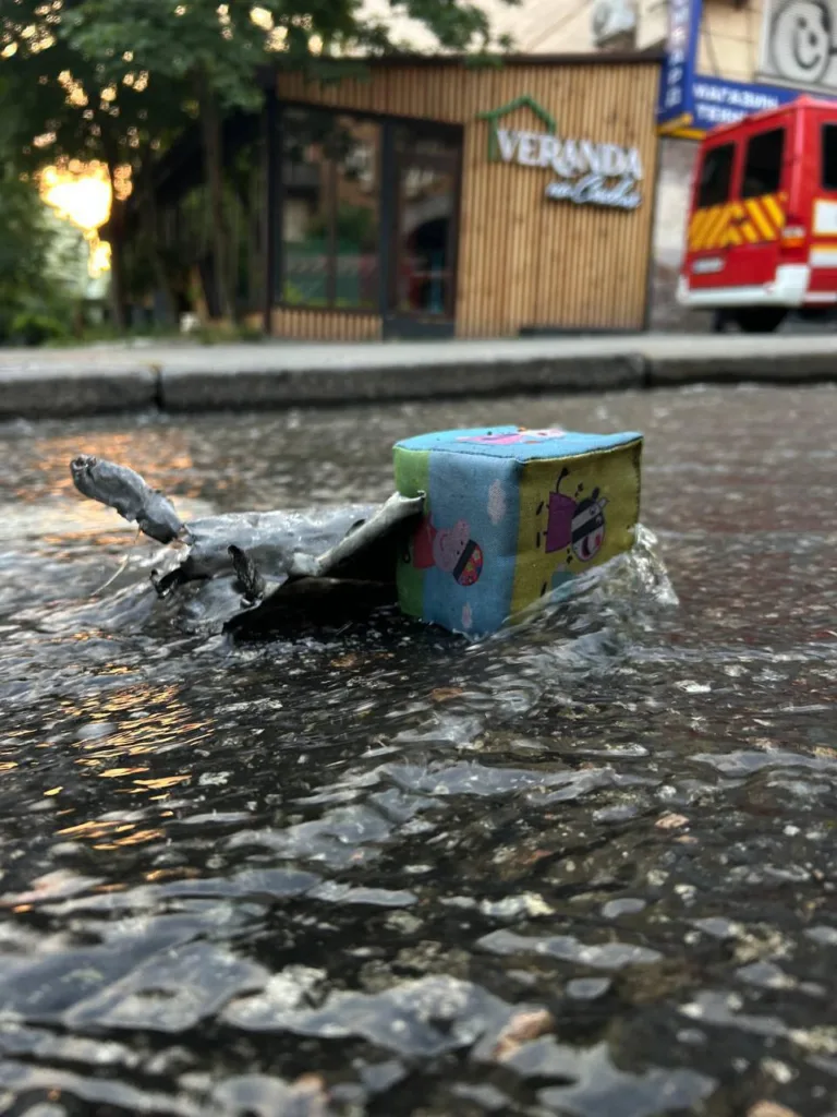 Після нічної атаки на Київ Червоний Хрест надає допомогу постраждалим 10 Після нічної атаки на Київ Червоний Хрест надає допомогу постраждалим