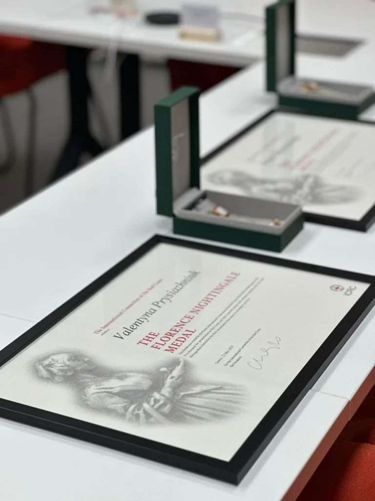 Двом волонтеркам Українського Червоного Хреста вручили медалі імені Флоренс Найтінгейл 2 Двом волонтеркам Українського Червоного Хреста вручили медалі імені Флоренс Найтінгейл