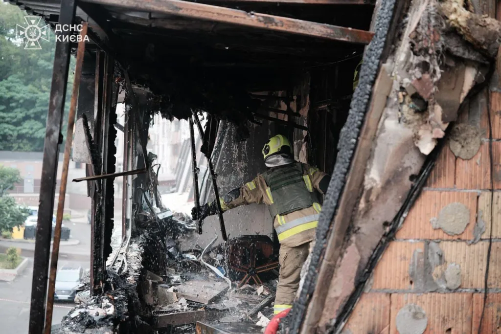 Rocket attack on Kyiv: one dead, one wounded and extensive damage